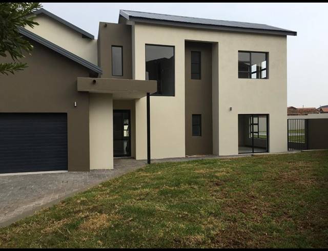 4 BEDROOM HOUSE FOR SALE IN COPPERLEAF ESTATE